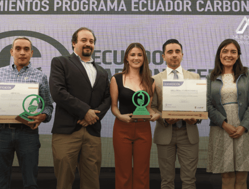 Lowell recibe distintivo del Programa Ecuador Carbono Cero