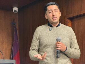 MUNDO MINERO El PhD. Jorge Iglesias Flores realiza la exposición magistral del tema: Magmatismo cenozoico del arco ecuatoriano.